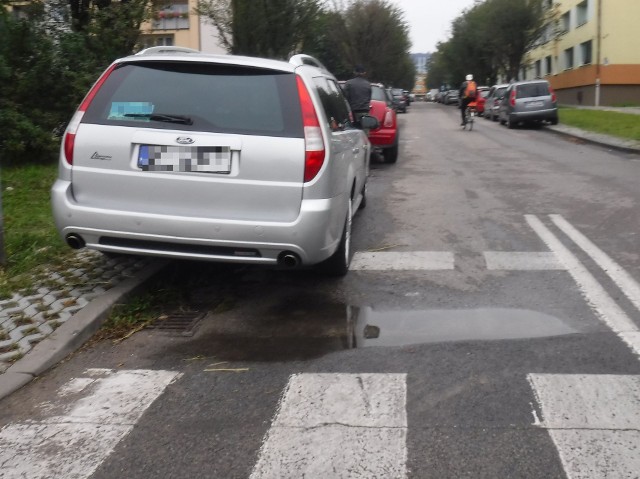 Prezentujemy 12 najbardziej szokujących przykładów parkowania - tym razem z końcówki sierpnia oraz września. Zobaczcie zdjęcia robione przez fotoreporterów "Echa Dnia" uzupełnione o te nadesłane na adres radom@echodnia.eu. Są też fotki z profilu na Facebook'u "Pieszy w Radomiu". Na zdjęciu przykład z ulicy Miłej. Na kolejnych slajdach równie pomysłowi "mistrzowie parkowania z Radomia" - 15 przykładów totalnej bezmyślności.