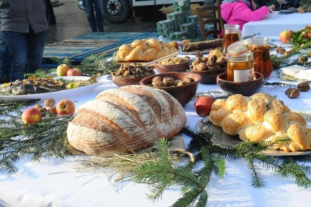 Wielkimi krokami zbliżają się Święta Bożego Narodzenia! Jak powinien wyglądać wigilijny stół? Jakie potrawy przygotować? Sprawdźcie!