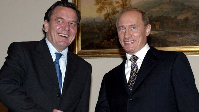 Były kanclerz Niemiec Gerhard Schroder nie ukrywa swoich bliskich relacji z Władimirem Putinem