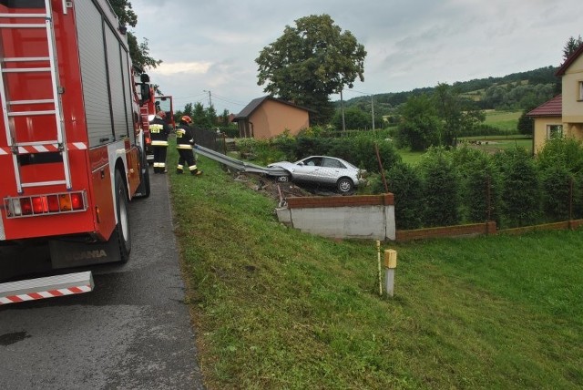 Policjanci ustalają przyczyny wypadku, do którego doszło w miejscowości Srogów Dolny w pow. sanockim.Z ustaleń funkcjonariuszy wynika, że kierujący audi, 22-letni mieszkaniec powiatu sanockiego, jadąc w kierunku Trepczy, w wyniku nadmiernej prędkości, stracił panowanie nad pojazdem. Mężczyzna uderzył w barierę energochłonną, a następnie w ogrodzenie prywatnej posesji.22-latek miał w organizmie prawie promil alkoholu. Nie posiada uprawnień do kierowania pojazdami, ponieważ jakiś czas temu zostały mu zatrzymane za kierowanie samochodem w stanie nietrzeźwości.22-letni mężczyzna został przetransportowany do szpitala w Rzeszowie.