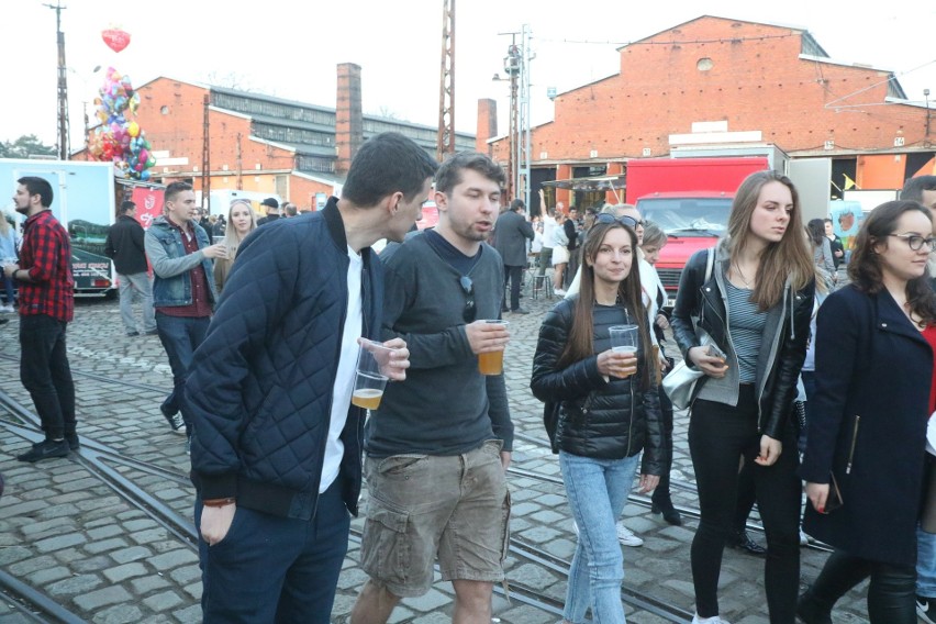 Tłumy wrocławian w zajezdni Dąbie. Trwa festiwal wina, piwa, serów, food trucków i mody
