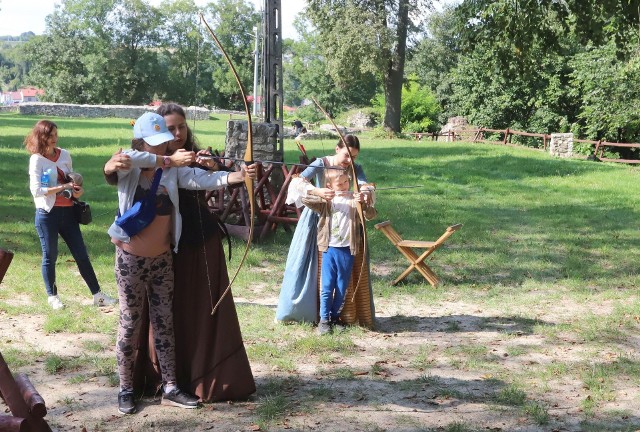 Podczas niedzielnego spotkania z rycerzami na iłżeckim zamku można było postrzelać z łuku.