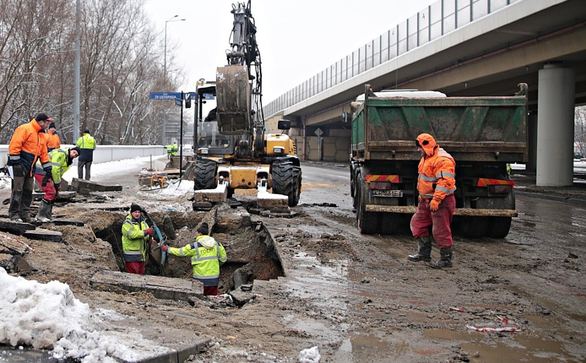 Kraków. Poważna awaria wodociągu przy alei 29 Listopada. Zobacz zdjęcia