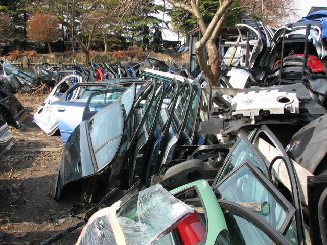 Jeździsz passatem albo golfem? Ta informacja może Cię zmartwić. Volkswageny, podobnie jak audi (szczególnie A4 i A6) i seaty, to niezmiennie od lat najczęściej kradzione auta. Nie inaczej było w ubiegłym roku. Jak wynika ze statystyk Komendy Wojewódzkiej Policji w Gdańsku, w całym 2013 roku skradziono 315 samochodów marki Volkswagen oraz 249 Audi. Jednak jest i dobra wiadomość - liczba wszystkich zanotowanych kradzieży systematycznie spada. W 2013 zanotowano o blisko 9 proc. mniej tego typu spraw niż rok wcześniej.Czytaj także na pomorze.naszemiasto.pl!