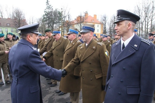 Starszy chorąży sztabowy Mirosław Kałaczyński (2. z prawej) przyjął awans z rąk płk. Janusza Filipka.
