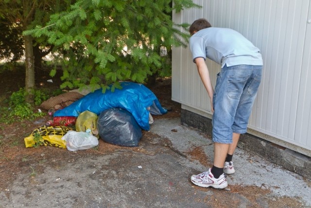 Po nieoczekiwanych gościach została tylko góra śmieci.