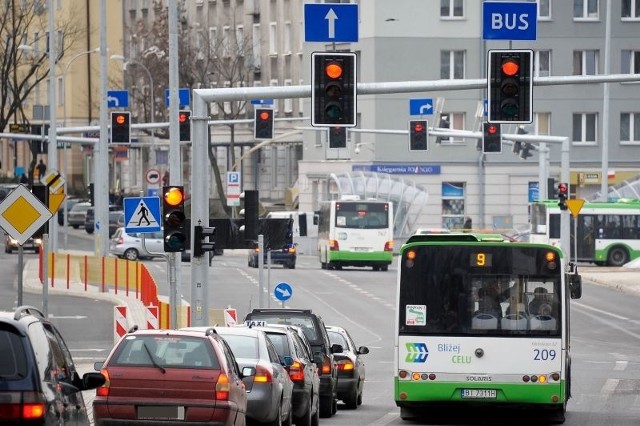 Skrzyżowanie ul. Sienkiewicza i Jurowieckiej. Auta stoją na jednym pasie do jazdy na wprost, a z prawej strony po buspasie oczekuje tylko autobus.