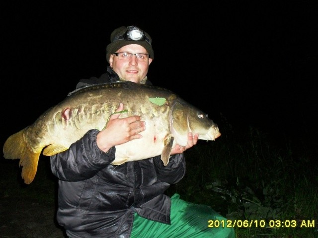 Pan Bartłomiej złowił pond 16-kilogramowego karpia.