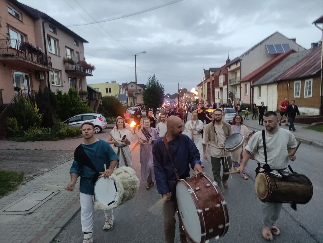 Dymarki 2022 W Nowej S upi Efektowny I Rekordowy Przemarsz Na dymarki-2022-w-nowej-s-upi-efektowny-i-rekordowy-przemarsz-na