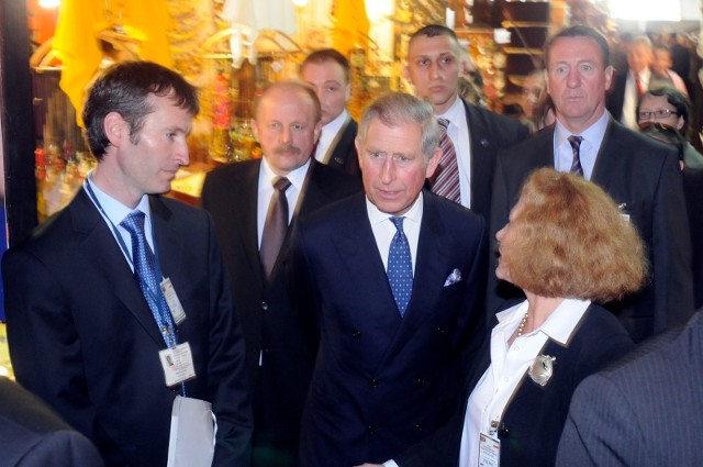 Król Karol III, wtedy jeszcze książę Karol, 29.04.2008 pojawił się w Krakowie. Towarzyszyła mu żona Camilla Parker Bowles. Na zdjęciach książę Karol w Sukiennicach.