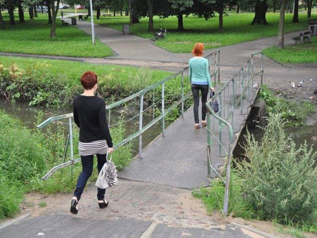 Dziesiątki osób dziennie przechodzą przez mostek łączący Park Antoniuk z osiedlem Wysoki Stoczek. Zniszczona kładka ma zostać wymieniona w przyszłym roku.