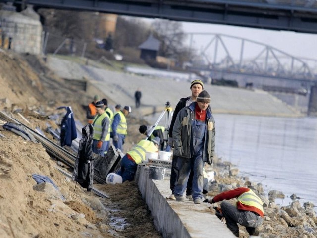 Robotnicy remontują Bulwar Filadelfijski między mostem drogowym a przystanią AZS