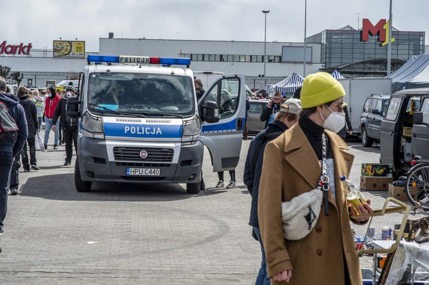 W niedzielę, 25 kwietnia, jak co tydzień, na parkingu przed...