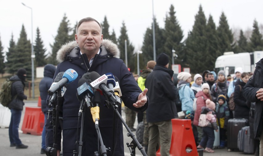 Prezydent Andrzej Duda spotkał się z uchodźcami z Ukrainy na przejściu granicznym w Korczowej [ZDJĘCIA]