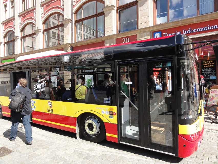 Wrocławianie oglądali nowy autobus. Co sądzą o Solarisach? (ZDJĘCIA)