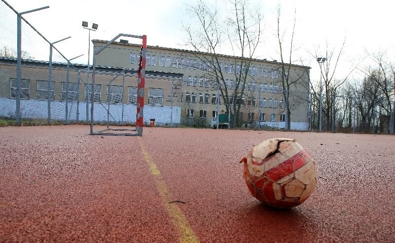 Niszczeje opuszczone boisko przy Municypalnej. Kosztowało 820 tys. zł!