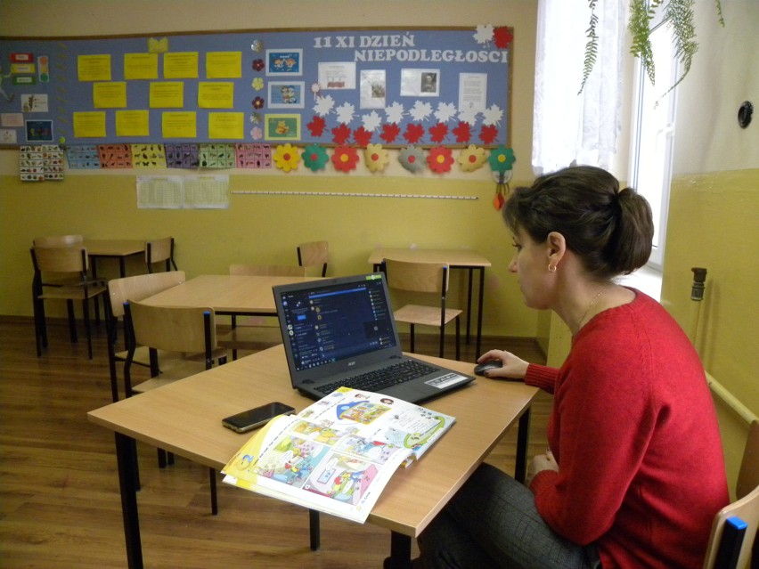 Tak wyglądają zdalne lekcje w szkole podstawowej w Iwaniskach. To zupełnie nowa, szkolna rzeczywistość [ZDJĘCIA]