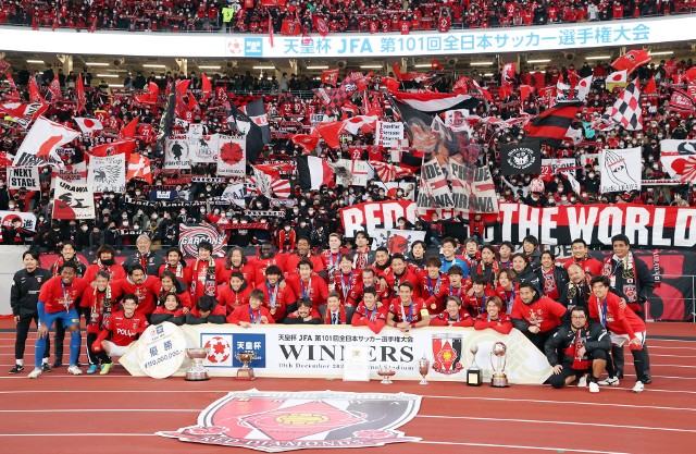 Piłkarze i kibice Urawa Red Diamonds fetują zdobycie Pucharu Cesarza Japonii w 2021 roku