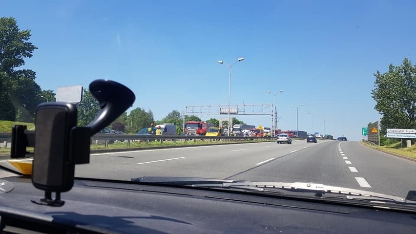 Karambol na DTŚ w Chorzowie. Zderzyło się pięć samochodów. Droga w kierunku Katowic jest zablokowana