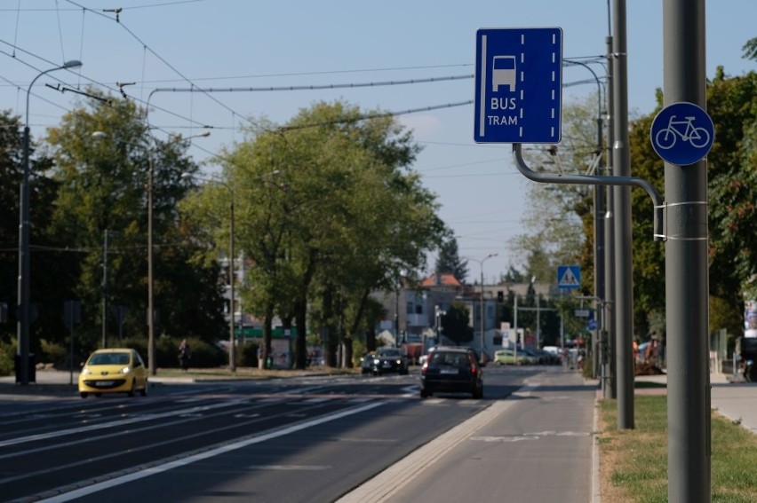Znak drogowy na ul. Dąbrowskiego wprowadzał w błąd...