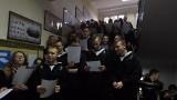 200 uczniów Szkoły Morskiej w Darłowie odśpiewało kolędę ,,Stille nacht"