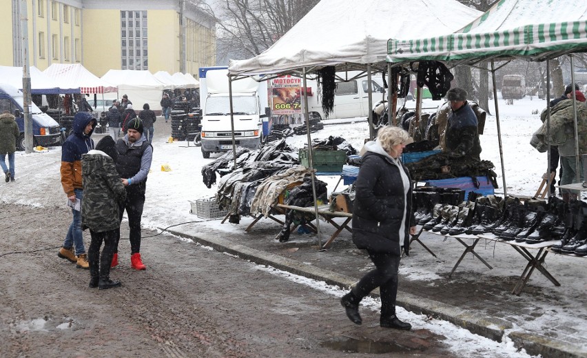 Auto moto weteran bazar pod halą sportową - około stu wystawców i setki odwiedzających 