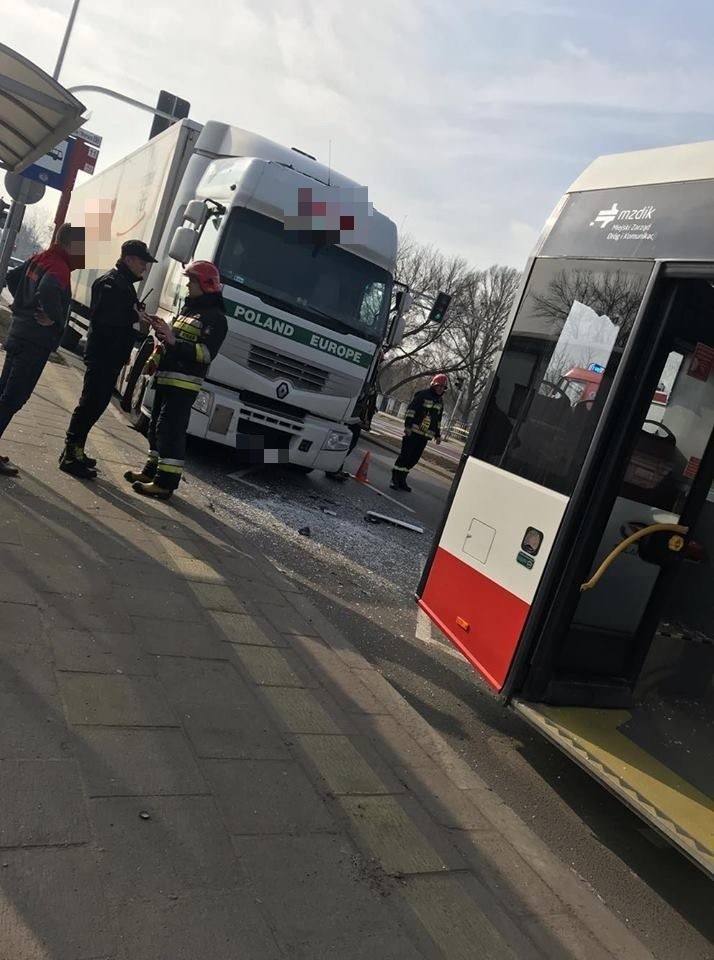 Do kolizji ciężarówki z autobusem doszło w poniedziałkowe...