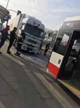 Kolizja na ulicy Szarych Szeregów w Radomiu. Kierowca ciężarówki uderzył w tył autobusu