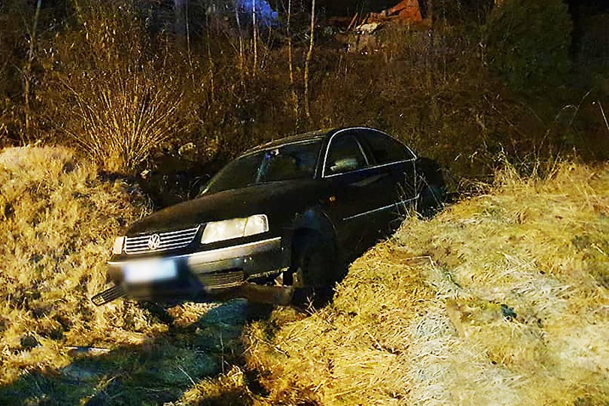 Obidza. Samochód osobowy zawisł nad przepaścią. Szybka akcja strażaków