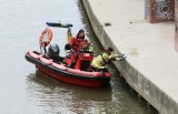 Ratownicy z Wodnej Służby Ratowniczej przeszukują Odrę w centrum Wrocławia. Na moście znaleziono kurtkę i dokumenty [ZDJĘCIA]