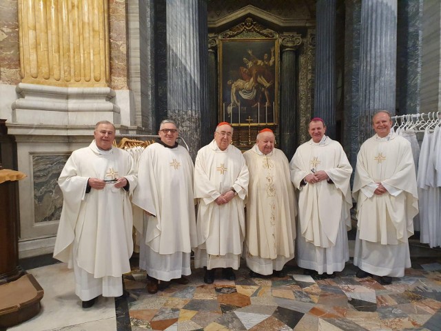 Spotkanie w Rzymie z okazji ósmej rocznicy kanonizacji Jana Pawła II. Pierwszy z lewej ojciec Szczepan Praśkiewicz. >>>Więcej zdjęć na kolejnych slajdach