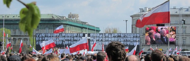 Ofiary katastrofy prezydenckiego tupolewa pod Smoleńskiem żegnało w Warszawie w sobotę ponad sto tysięcy osób. Na plac Piłsudskiego wielu przyniosło ze sobą biało-czerwone flagi z kirami.