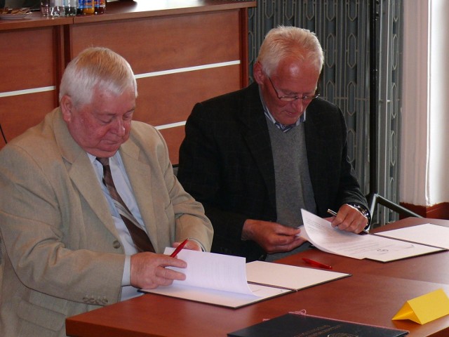 Umowę podpisują Marian Lis (z lewej), przewodniczący Wojewódzkiej Rady do spraw Kombatantów i Osób Represjonowanych w Kielcach oraz Stanisław Stelmasiński, kierownik Gminnego Zakładu Opieki Zdrowotnej w Sobkowie.