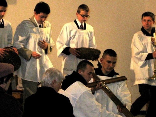 Starachowiccy ministranci przygotowują krzyż święty do adoracji w Wielki Piątek.