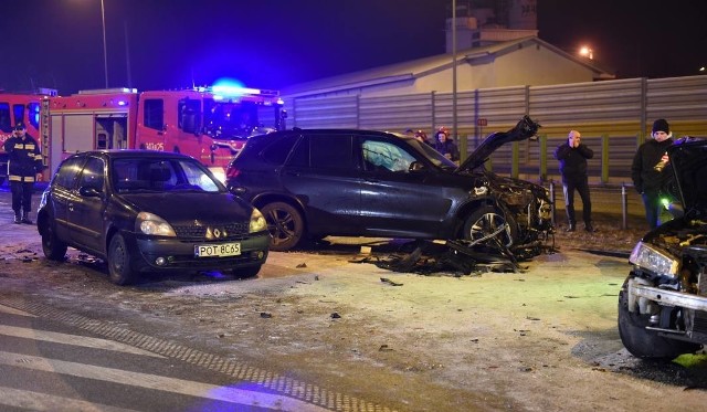 W zdarzeniu  brały udział dwa pojazdy Żandarmerii Wojskowej marki BMW i sześć pojazdów cywilnych. Trzy osoby trafiły do szpitala.