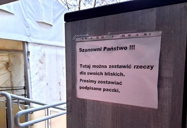 Przed szpitalem w Słubicach stanęła szafa dla bliskich. To miejsce, gdzie każdy może zostawić paczkę dla pacjenta. Paczki będą odbierane codziennie o godz. 12.00