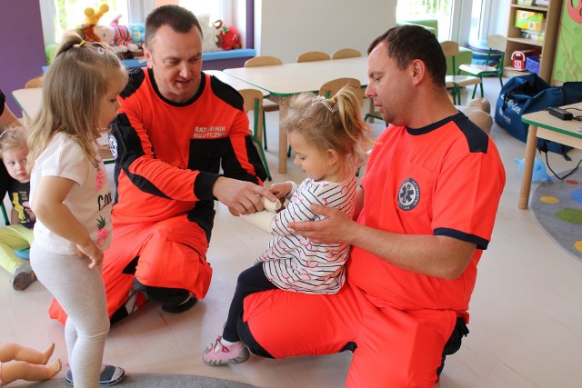 Ratownicy medyczni odwiedzili maluchy ze żłobka "Kraina Maluszka" w Sędziszowie. Pouczająca lekcja dla dzieci i dorosłych.
