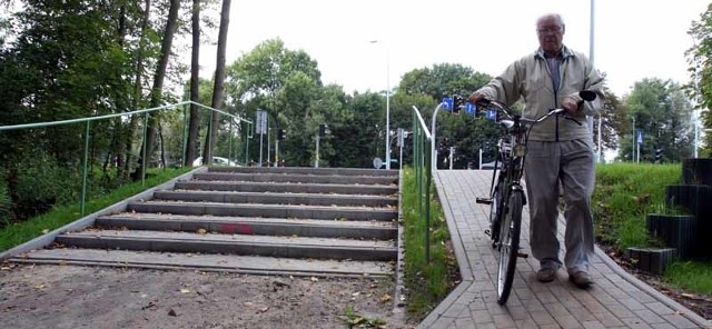 Żeby sprowadzić rower lub wózek na parkową alejkę, trzeba go było znieść po stopniach albo zjechać po trawiastym zboczu. Teraz obok schodów jest już pochylnia.