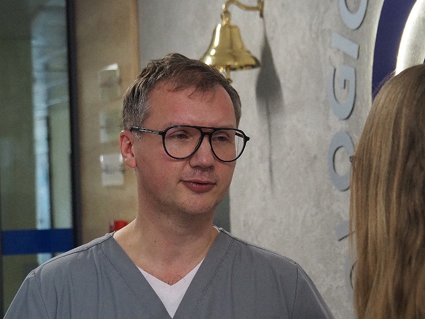 Doktor Piotr Pluta opiekujący się pacjentką.