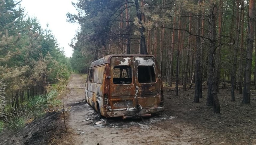 Wrak busa stoi na ścieżce między drzewami od 26 czerwca. Wszyscy o nim zapomnieli?