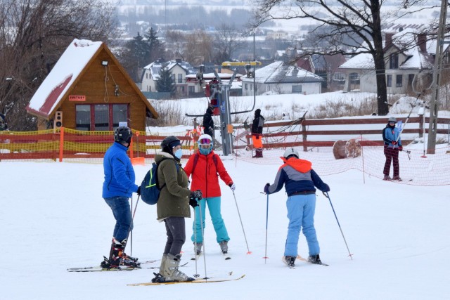 W sobotę 13 lutego większość ośrodków narciarskich w naszym województwie było obleganych przez miłośników sportów zimowych. Nie inaczej było w Bodzentynie. Szybkiej jazdy, szaleństwa i uśmiechu nie było widać końca.Więcej zdjęć ze stoku Baba Jaga w Bodzentynie na kolejnych slajdach>>>