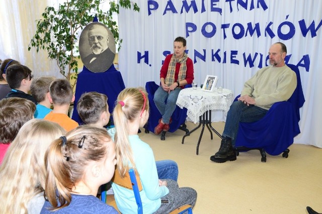 Podczas przygotowań do Zlotu nie zabrakło też spotkań z rodziną autora Trylogii. W Tygodniu Kultury Języka w szkolnej bibliotece odbyło się spotkanie uczniów z potomkami pisarza- prawnukami Anną Dziewanowską i Jerzym Sienkiewiczem.