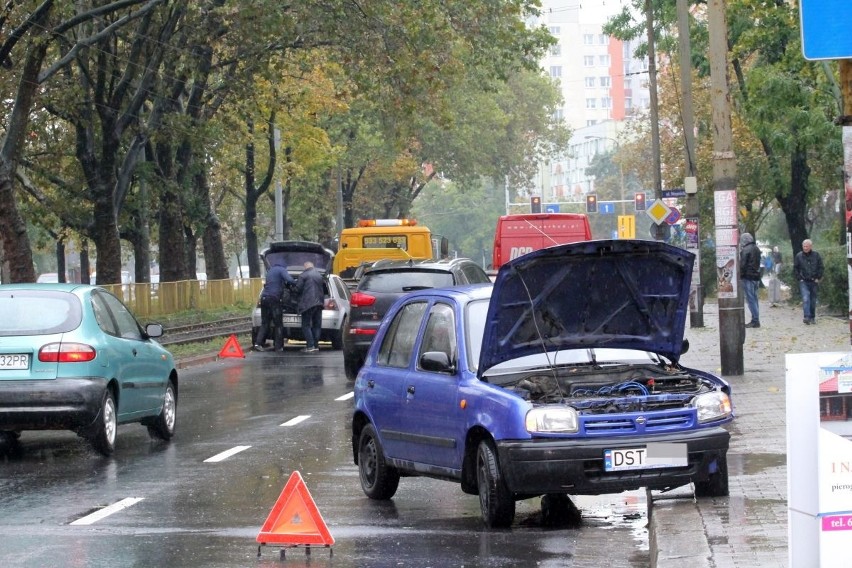 Wypadek na Hallera. Zderzyły się nissan i vw