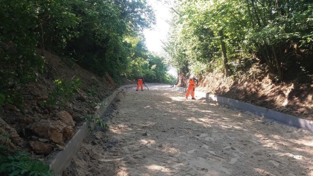 Przebudowa drogi w Raciniewie dobiega już końca. Wójt ma nadzieję, że to nie wszystko, co uda się zrobić w tej wsi w tym roku, jeśli chodzi o infrastrukturę. Chce utwardzić jeszcze trzy jezdnie