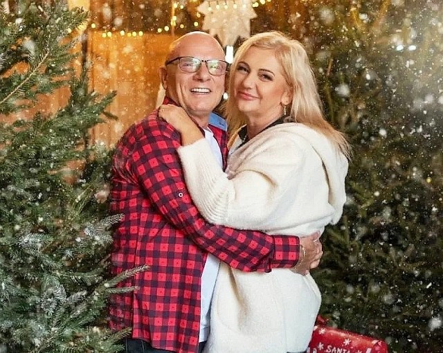 Piękna świąteczna sesja fotograficzna Jolany i Dariusz Kosiec, który stał się popularny dzięki programowi "Sanatorium miłości". Zakochani małżonkowie nie kryją swoich uczuć