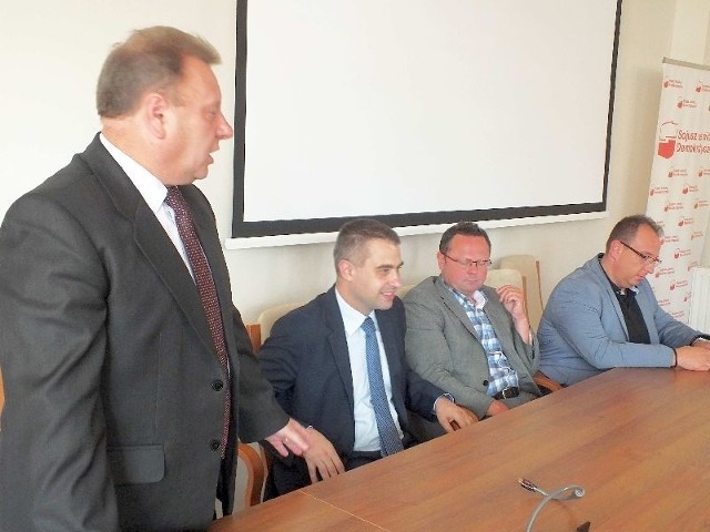 Prezydium spotkania z mieszkańcami, od lewej: Sylwester Kwiecień, Krzysztof Gawkowski, Andrzej Szejna, Piotr Nowaczek