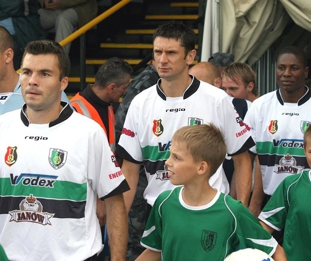 Tadeusz Krawiec (w środku, z lewej Jacek Maciorowski, z prawej Abel Salami) grał w "Stalówce&#8221; jeszcze jesienią, teraz jest trenerem w Wiśle Annopol.