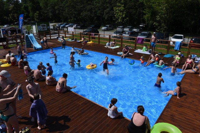 Dwa baseny o wymiarach 12x25 m oraz brodzik dla dzieci ze zjeżdżalnią czekają na Campingu Tramp na wszystkich spragnionych letniej kąpieli. Na terenie kompleksu znajdują się także boisko do siatkówki plażowej, plac zabaw, a także siłownia zewnętrzna.