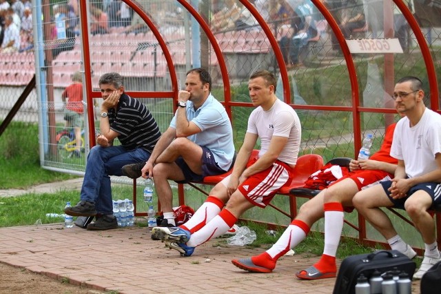 Trener Victorii Dariusz Kaniuka (drugi z lewej) dostał propozycję pozostania w klubie z Chróścic. Napastnik Tomasz Jaworski (trzeci z lewej) go opuści.