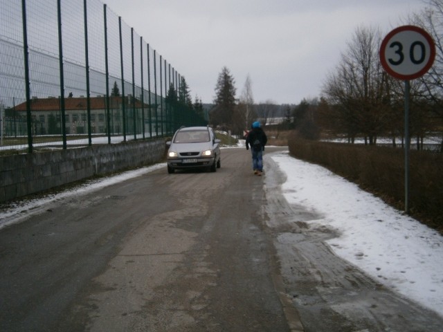 W tej chwili nie ma na tej ulicy chodnika, a samochody śmigaja w obie strony. To ma się  zmienić.